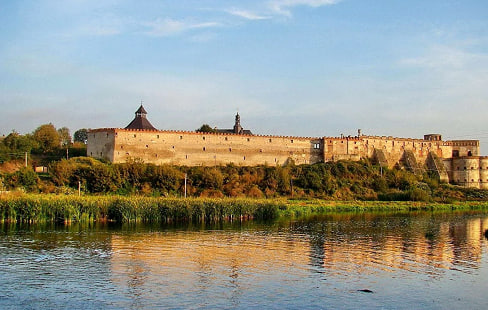 Меджибізька фортеця («Білий лебідь»)