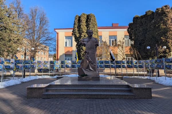 монумент Тарасові Шевченку Волочиськ